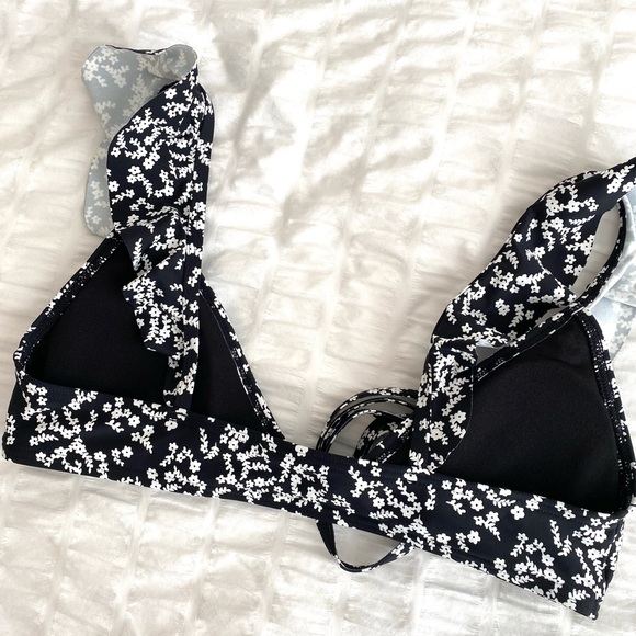 2/$20 Venus black floral ruffle bikini top size s/m - Picture 3 of 6